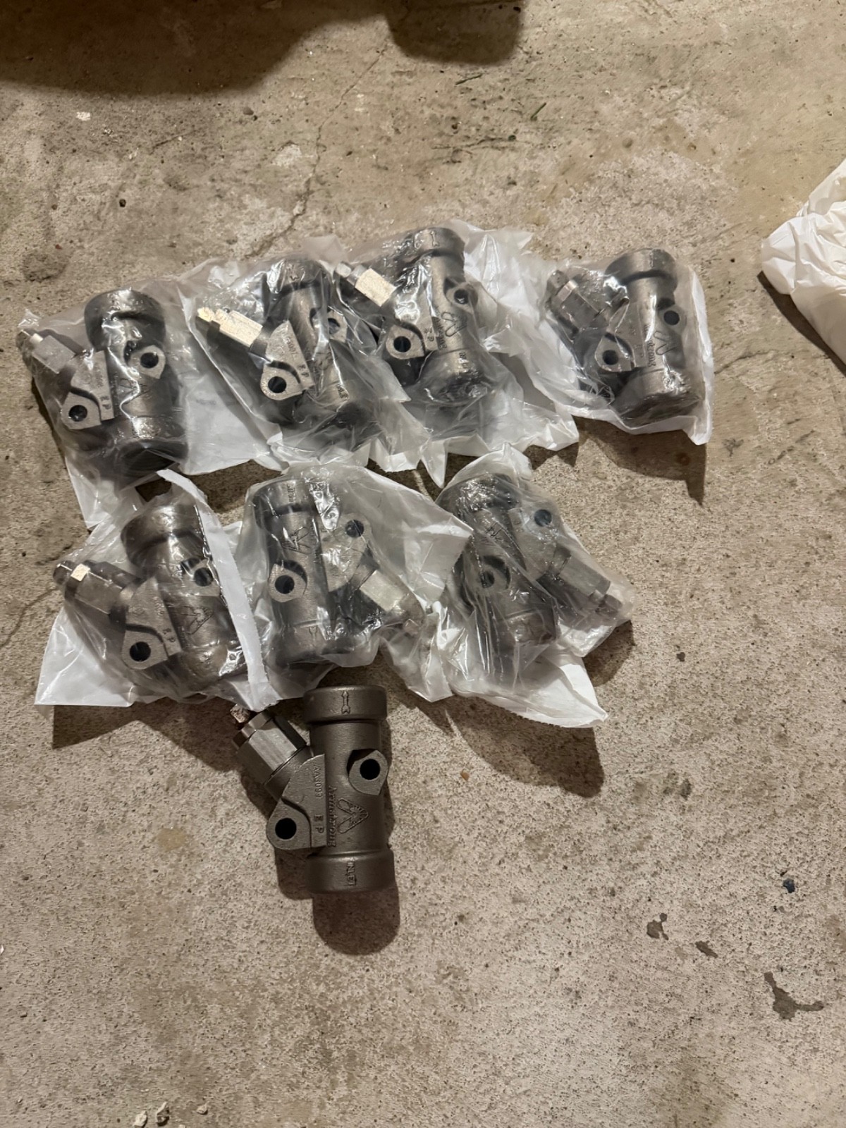 ARMSTRONG D550160 IS-2 Universal Connector Body with Strainer 1″ Socket Ends