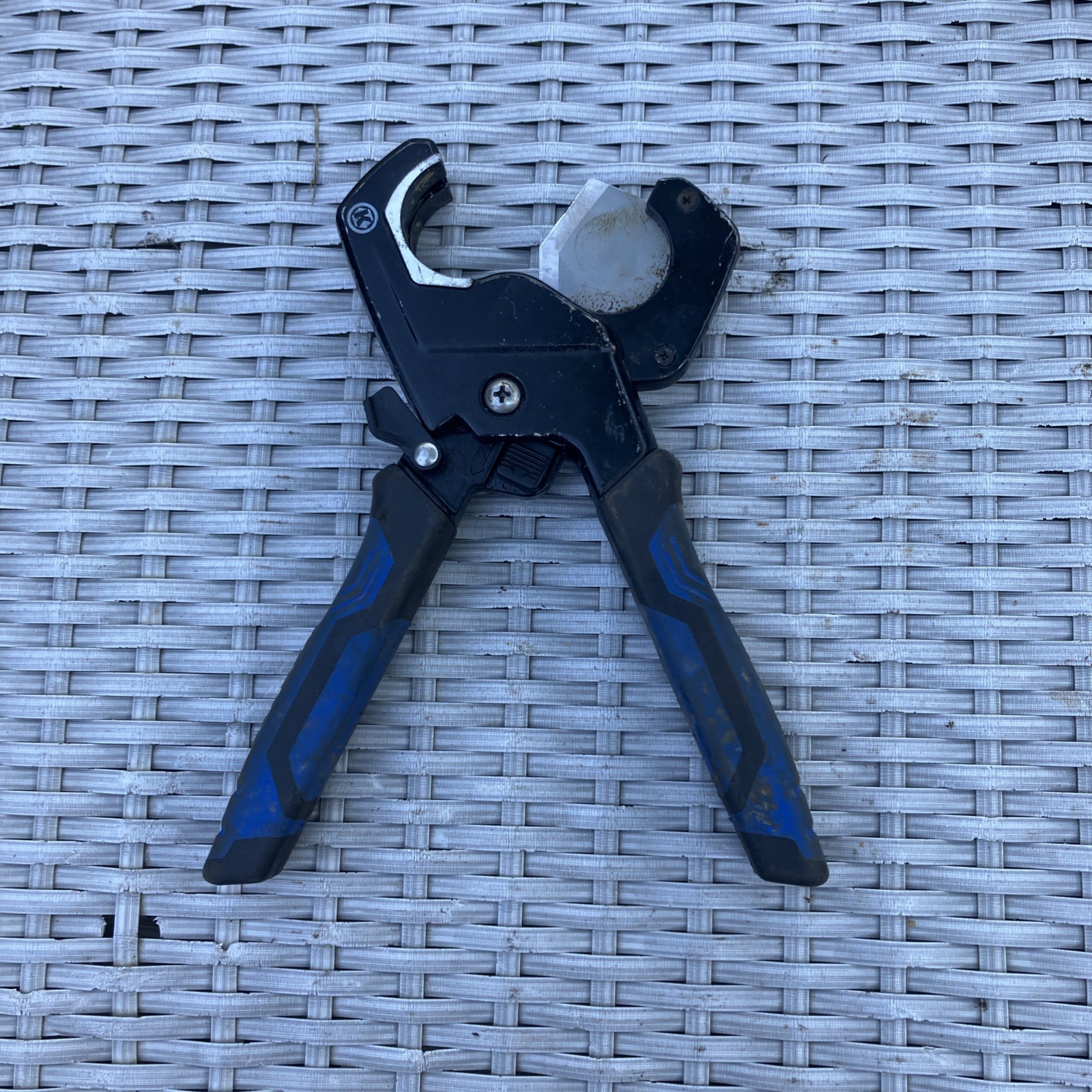 Kobalt 2146971 Pex Cutter Cuts Up to 1 inc For Rubber & Plastic Tubing New(11)