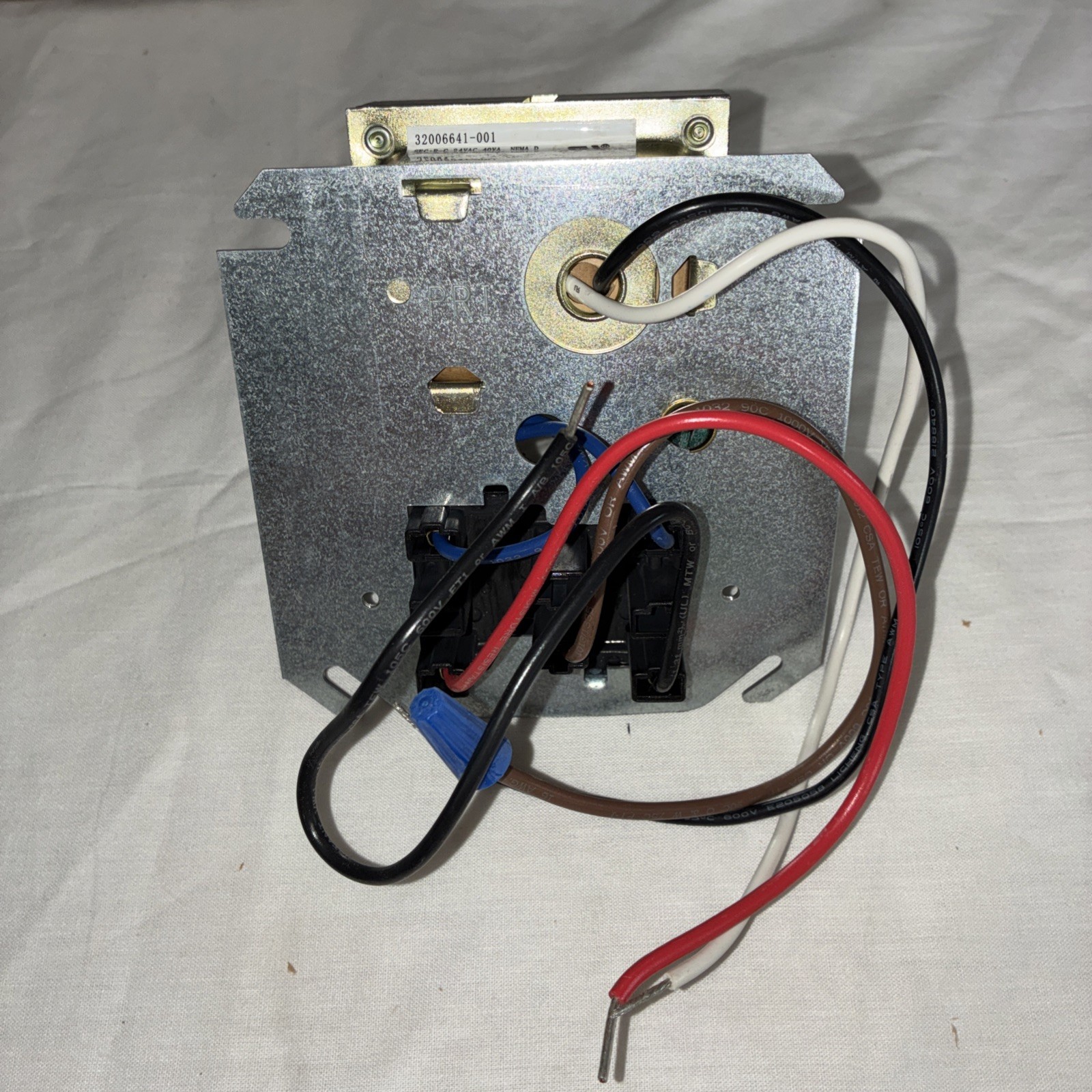 Honeywell TRADELINE R8239 A 1052 FAN CENTER 24V 60Hz