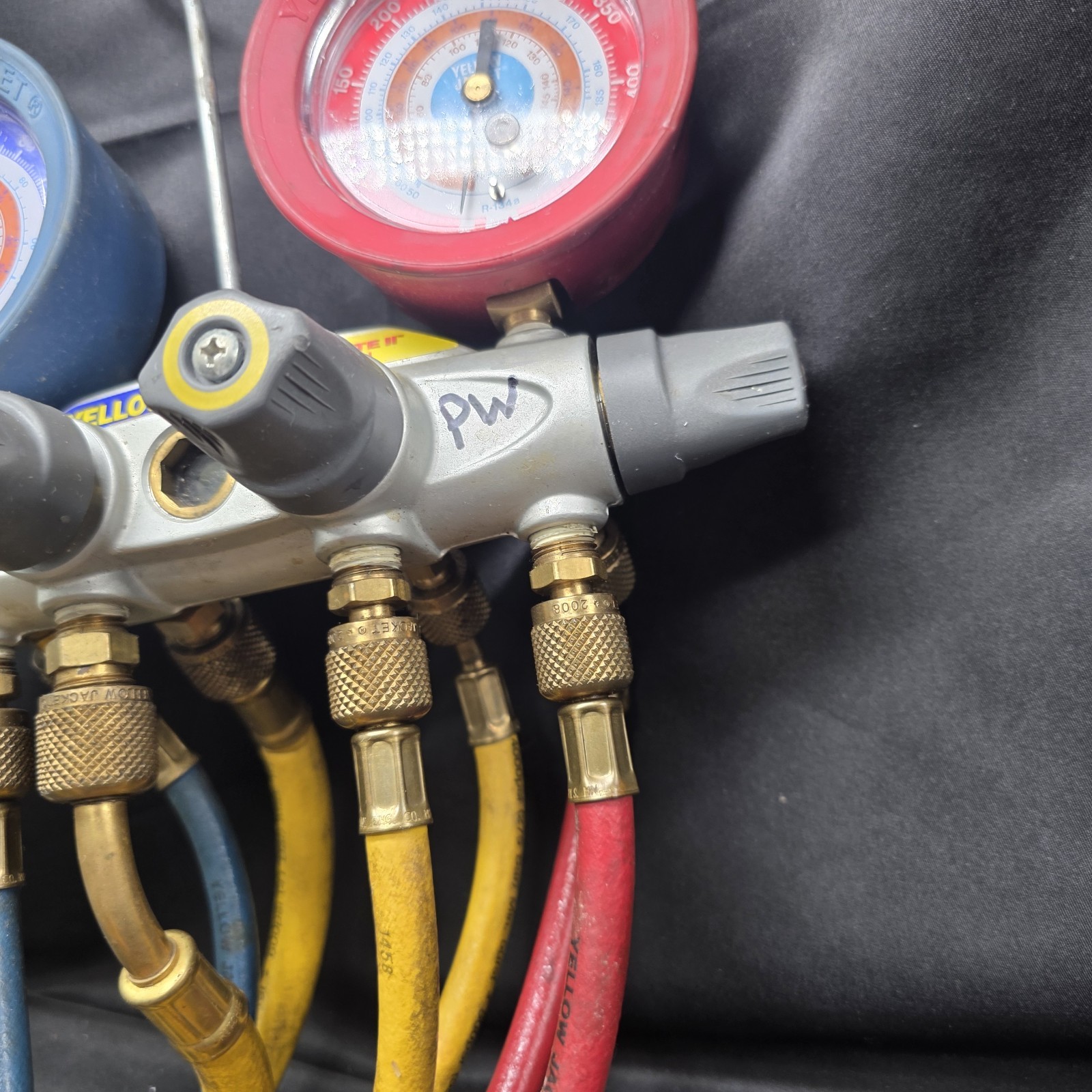 Yellow Jacket Brute II HVAC Manifold Gauge Set R134a R404A R407C w/ Hoses USA