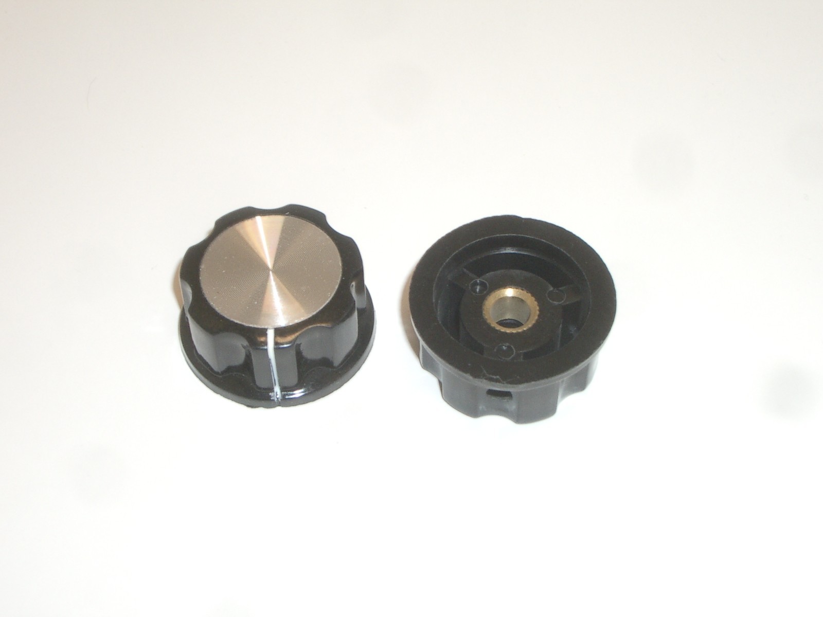 MPJ 30402KN DIAL KNOB BLACK ALUMINUM INSERT SILVER TOP 1.3Dx0.6T 1/4″ SHAFT 2PC