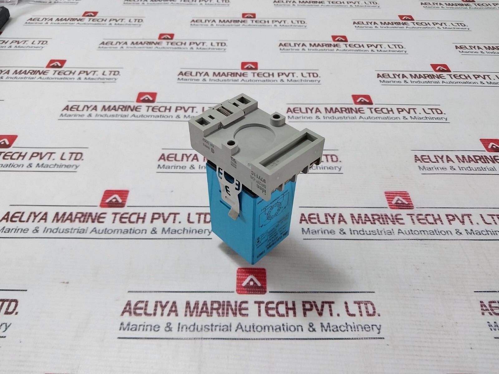 IDEC RTE-P11 Electronic Timer With Base 0-10 Sec 120vac