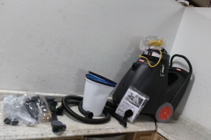 Dayton 5UMR0 1 Peak HP 120V 18 Gal Tank Size Wet/Dry Shop Vacuum