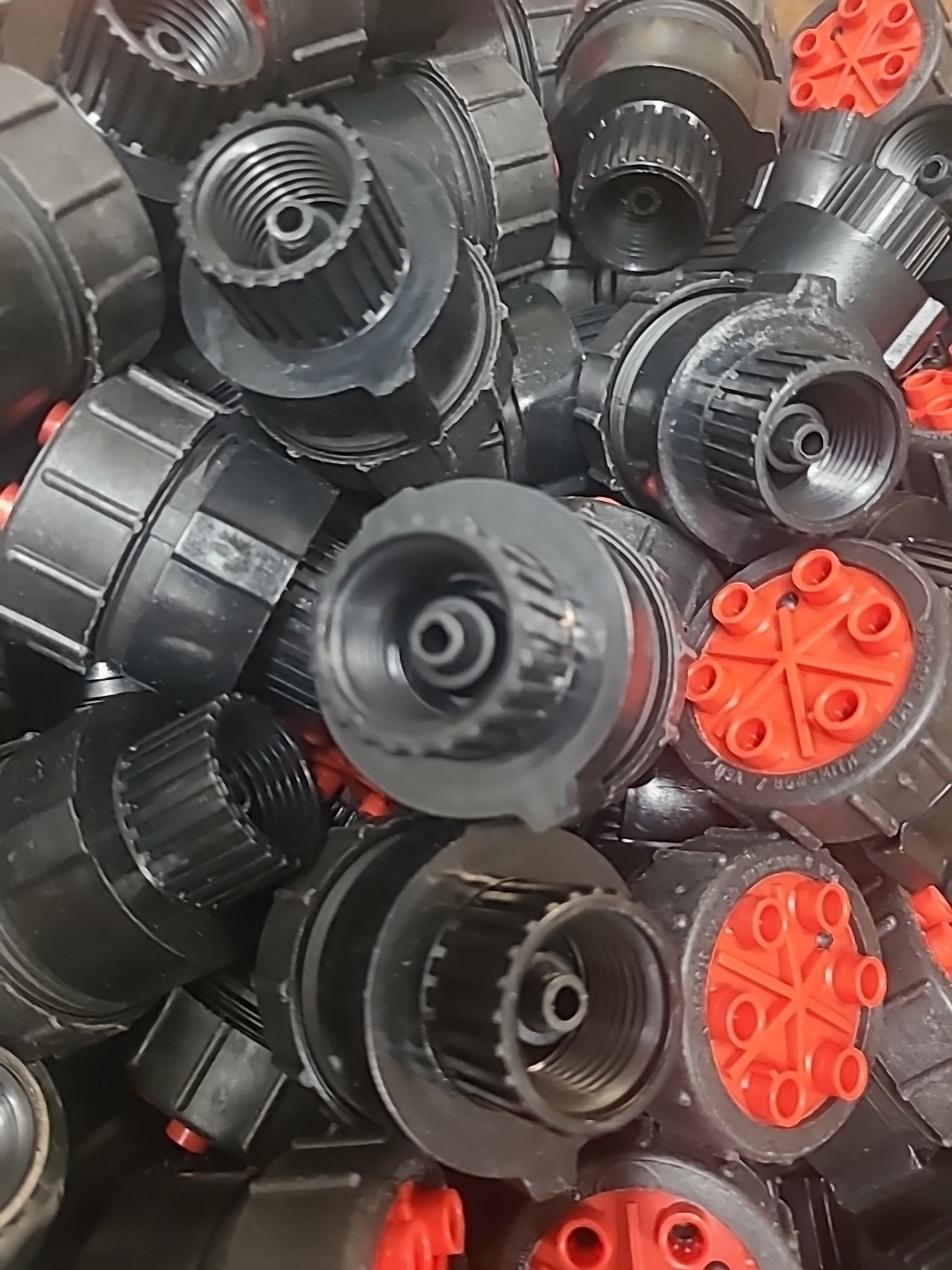 100 Pack Bowsmith 6 Outlet Emitter 2.0 GPH 1/2″ FIPT Inlet Red Cap 15 PSI