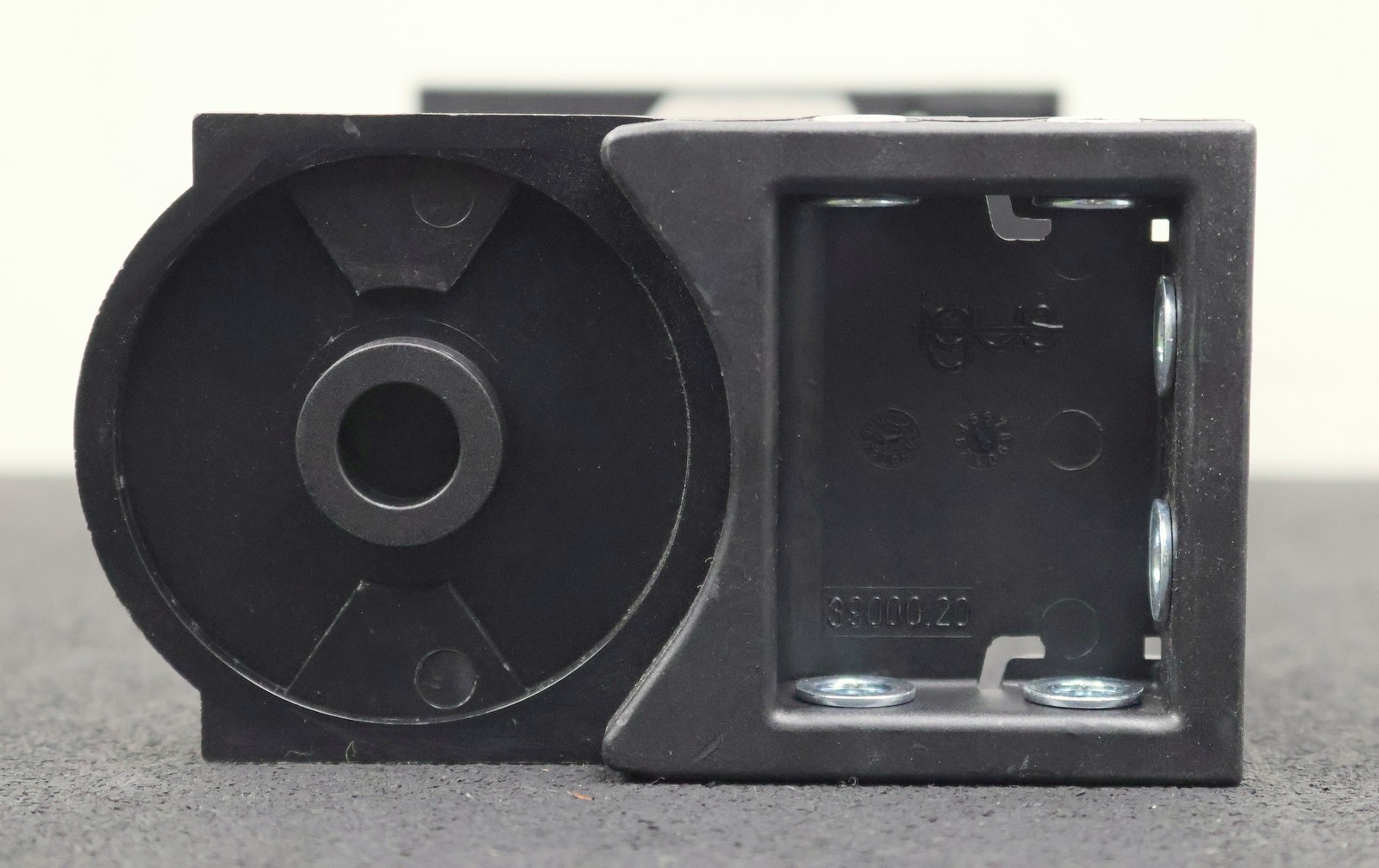 IGUS KMA connection element 39000.20 internal dimension 210×42 mm external dimension 233x63x114 mm