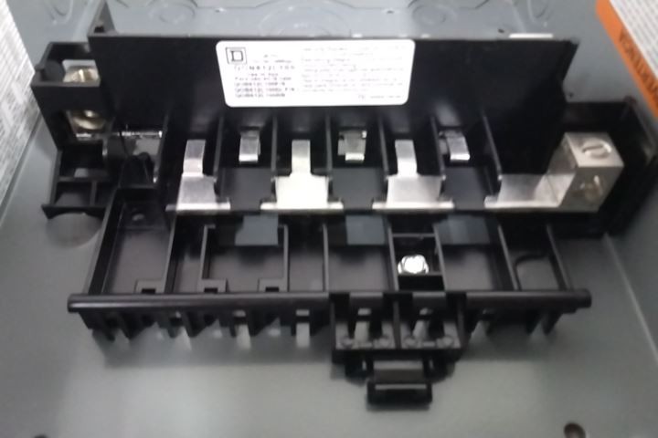 Square D QO612L100DS 120/240VAC 100 Amps 6 Space Load Center