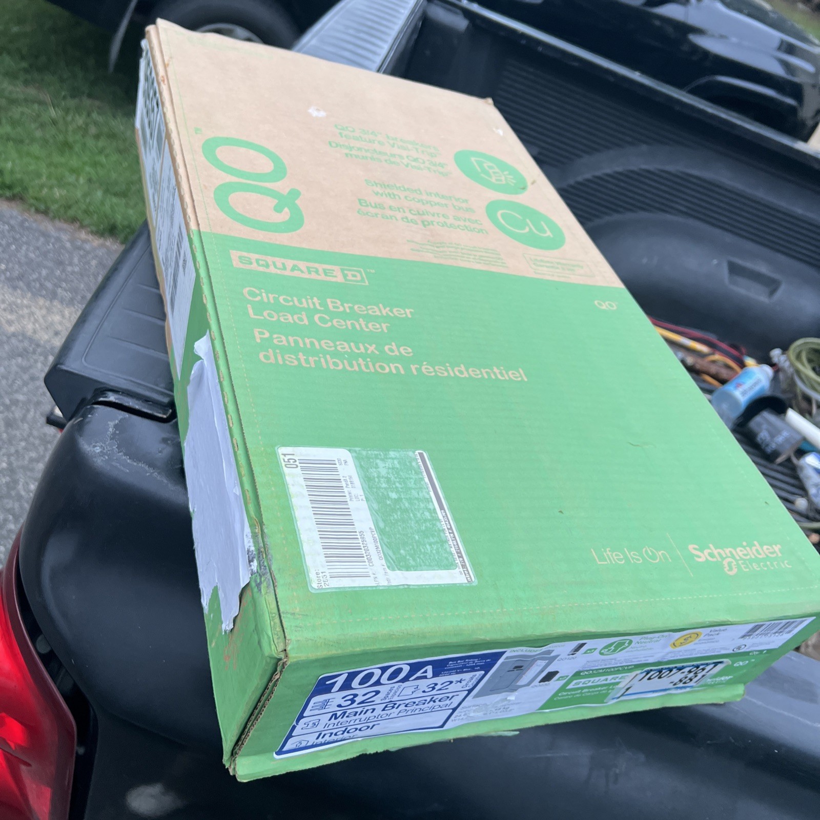Main Breaker Plug-On Neutral Load Center QO 100 Amp 32-Space 32-Circuit Indoor
