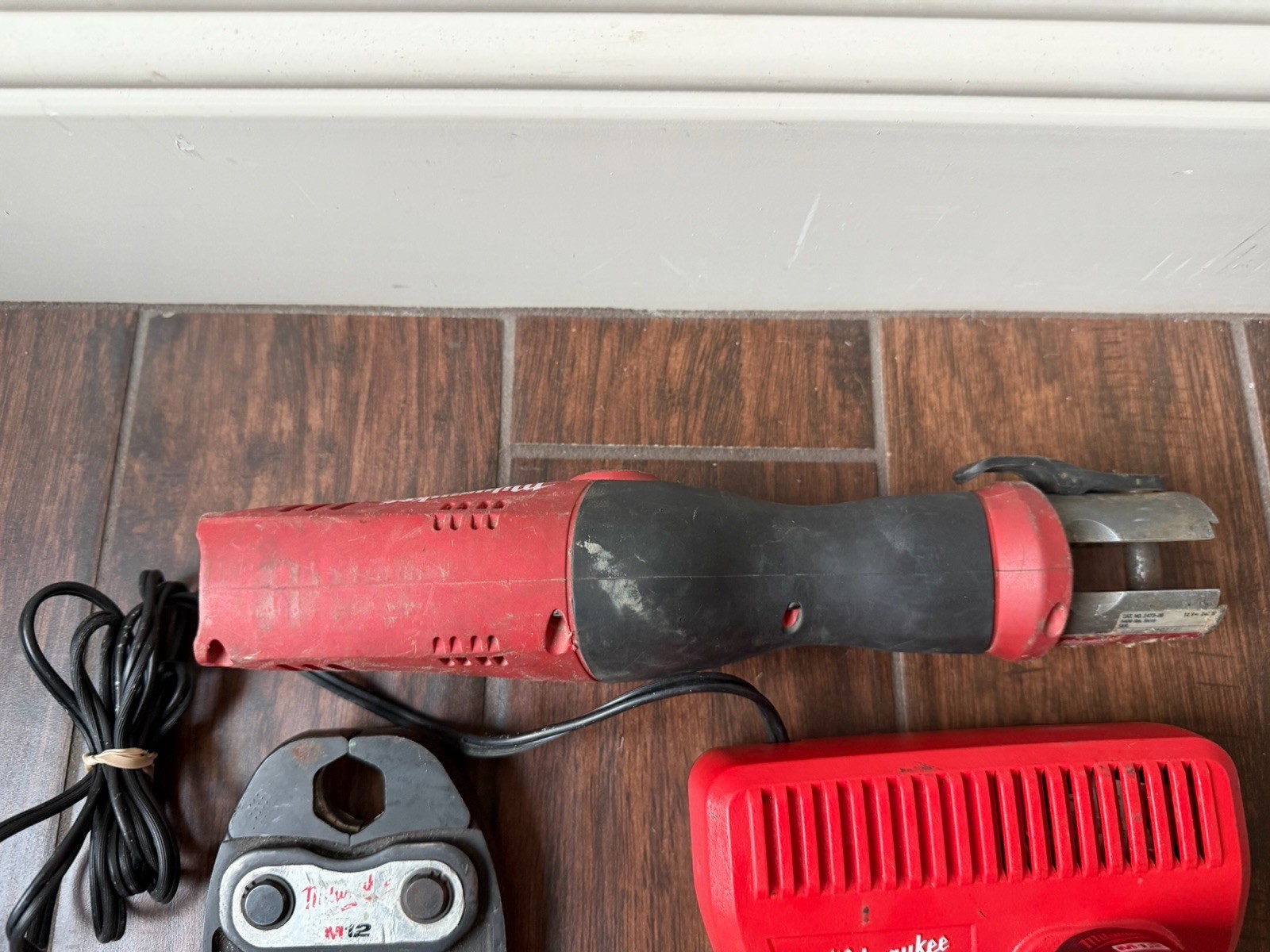 MILWAUKEE 2473-22 M12 FORCE LOGIC PROPRESS TOOL with 3/4″ Jaw Battery Charger
