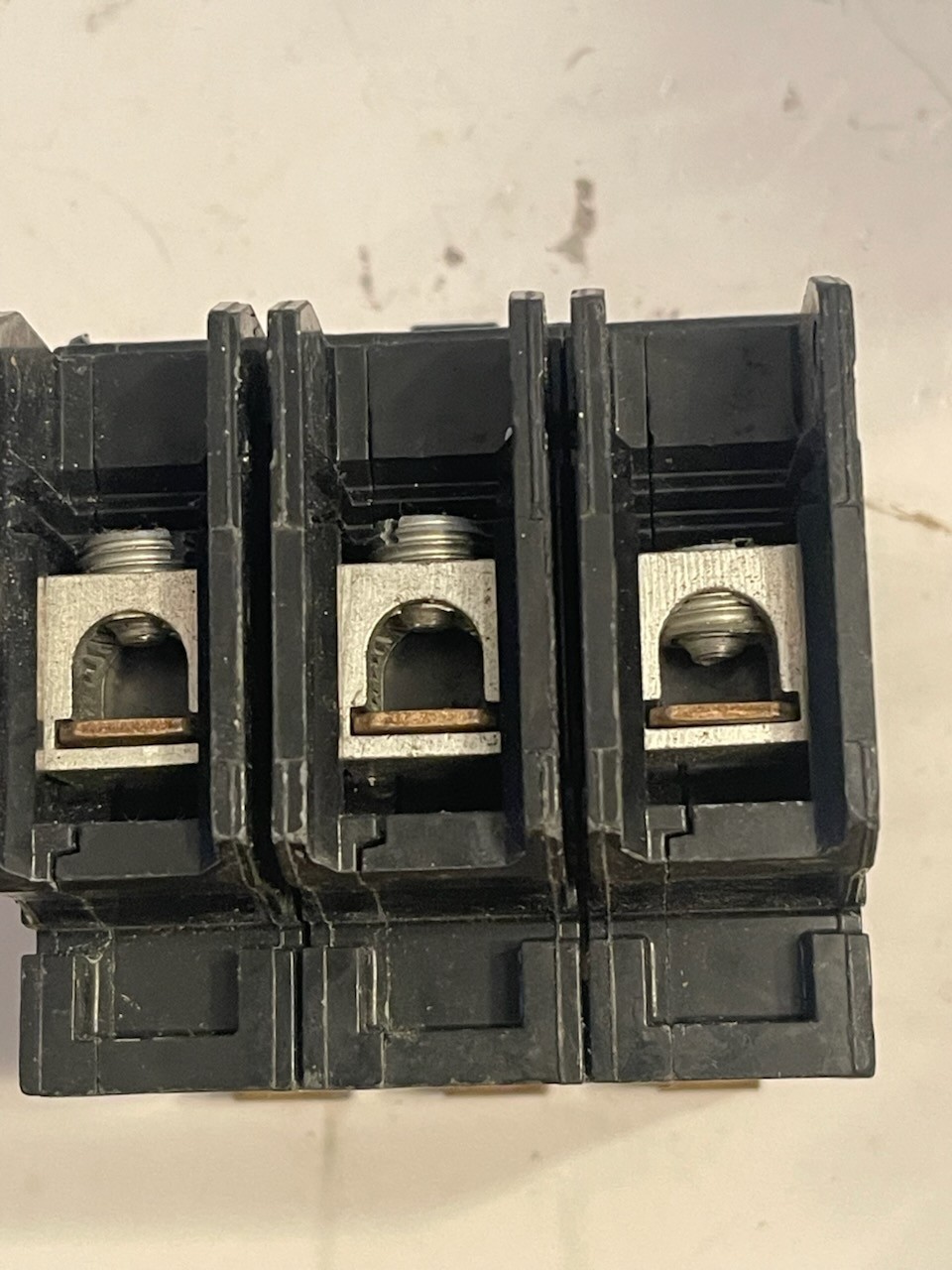 SIEMENS BREAKER 70AMP 480/277V 3 POLES BOLT ON 65000A, USED