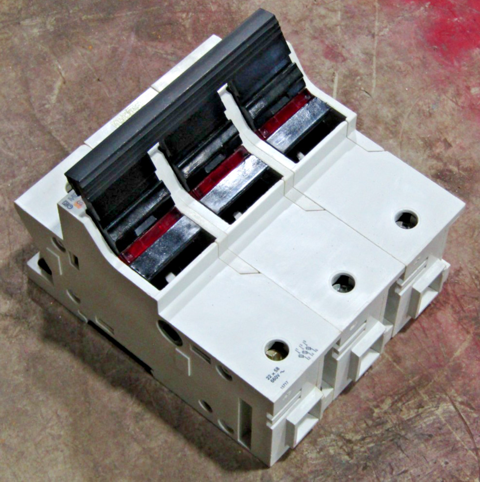 😏 MERLIN GERIN 660 VAC DIN RAIL FUSE HOLDER 3 POLE 22×58 MGN15717
