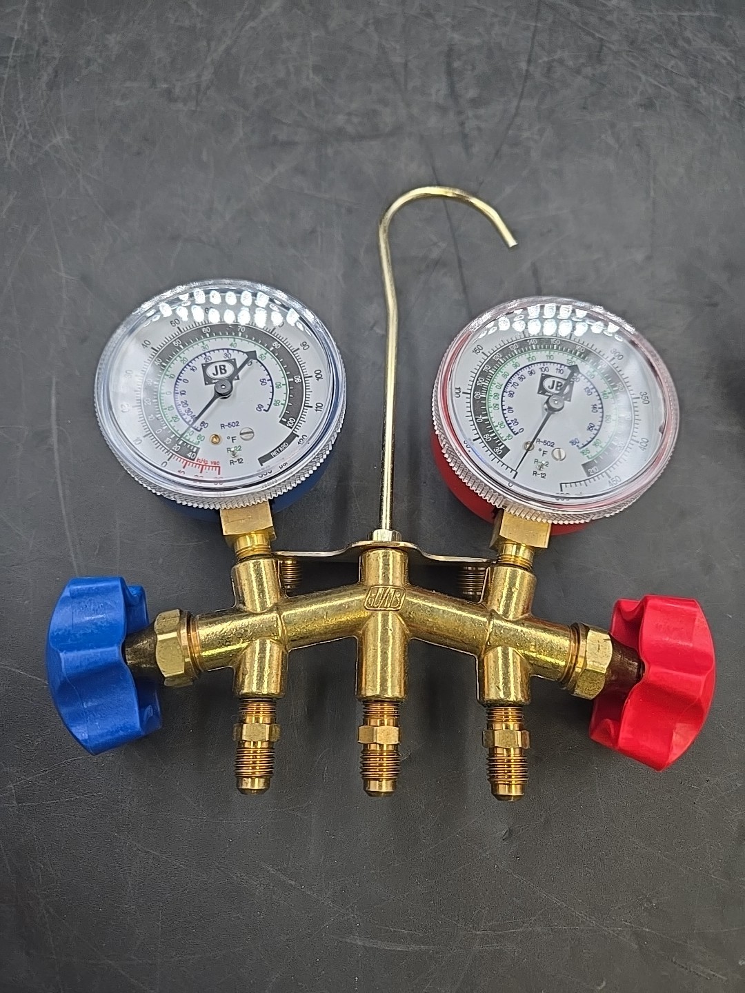 JB INDUSTRIES M2-36 Brass 2-Valve Charging Manifold Assembly with 3-36″ Hoses