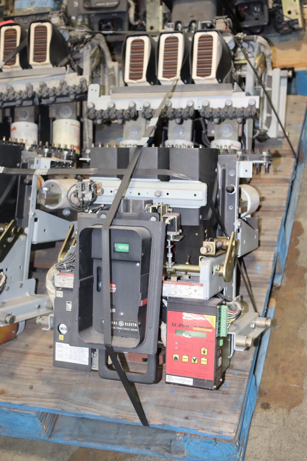 GE AKRU-7D-30S 800 AMP FRAME CIRCUIT BREAKER W/AC-PRO TRIP UNIT