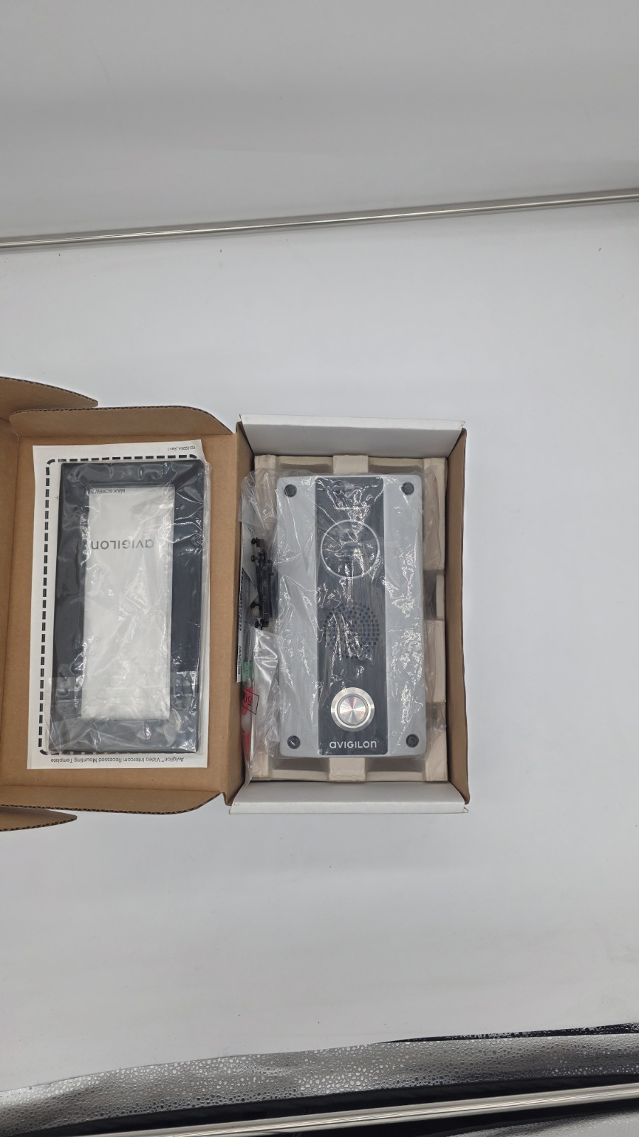 Avigilon H4 Video Intercom 3.0C-H4VI-RO1-IR + H4VI-MT-SURF1 Surface Mount