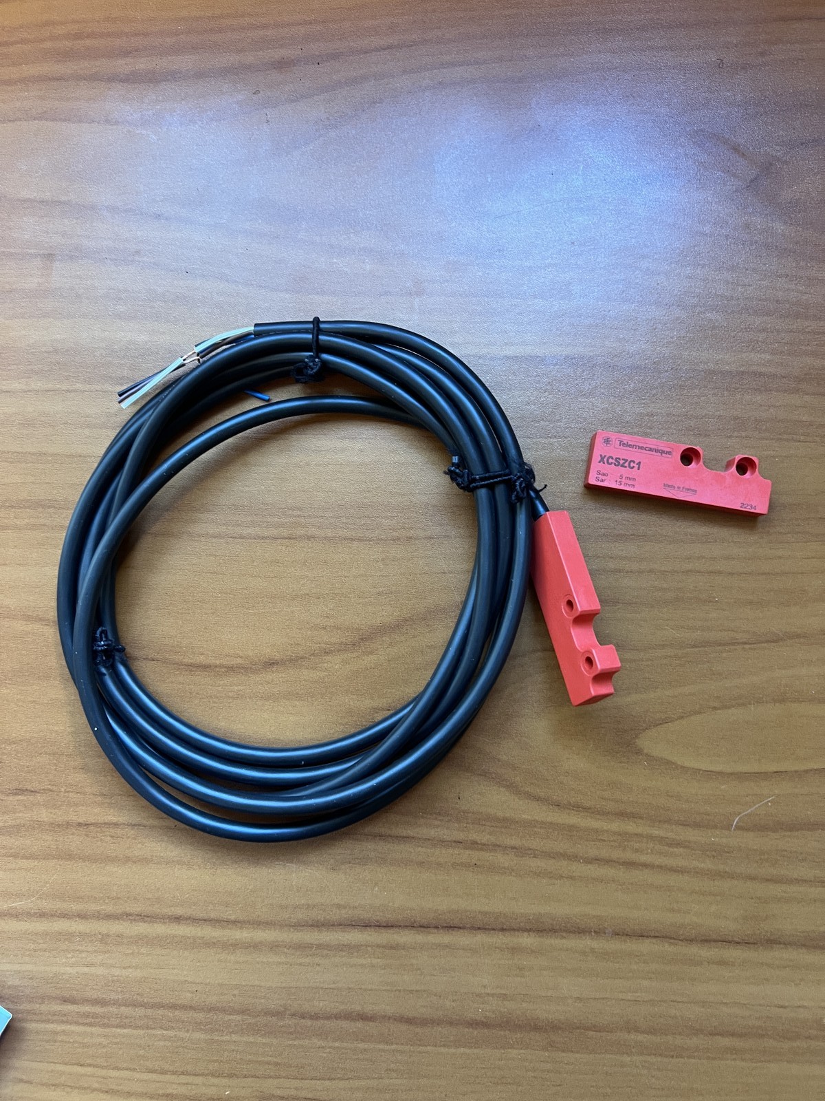 Schneider XCSZC5902 Coded Magnetic Switch – Industrial Automation Tool XCSZC1