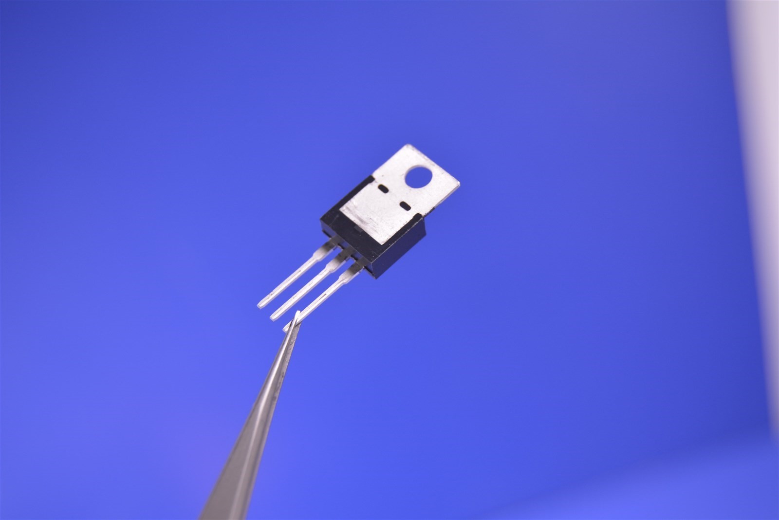 50 On Semiconductor LM7805 Linear Voltage Regulators 5V 2.2A High-End Device