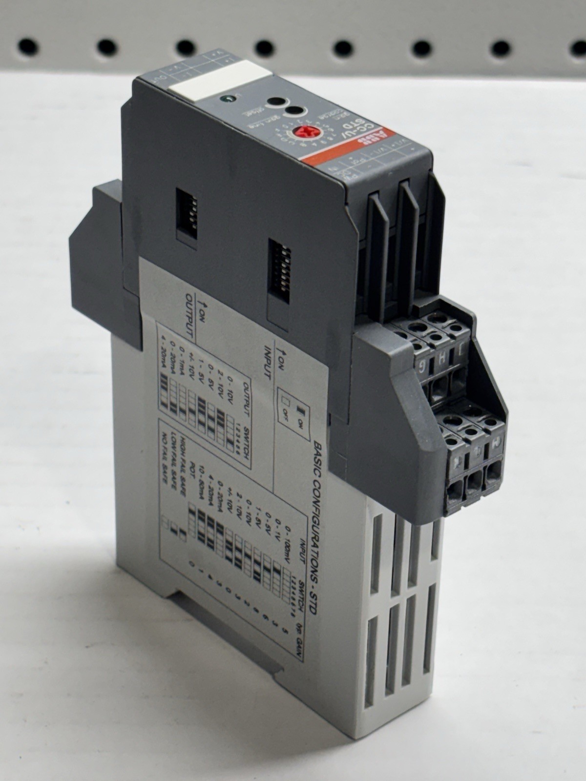 NEW ABB CC-U/STD UNIVERSAL ANALOG SIGNAL CONVERTER 110-240VAC 1svr040000r1700
