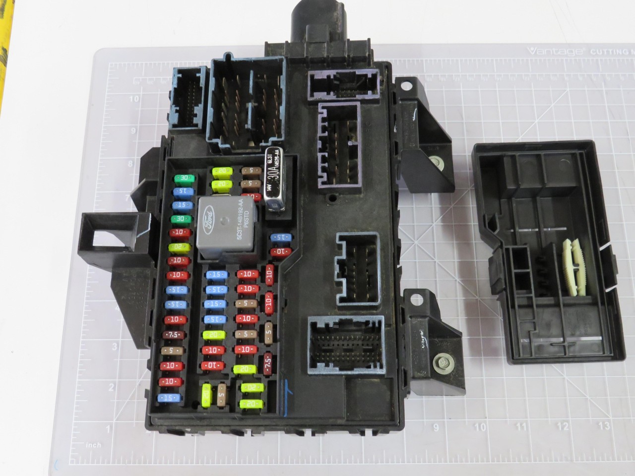 FOMOCO 9L3T 15604 EA 9130EPN0FB INTERIOR CABIN FUSEBOX W CONNECTOR DAMAGE T15961