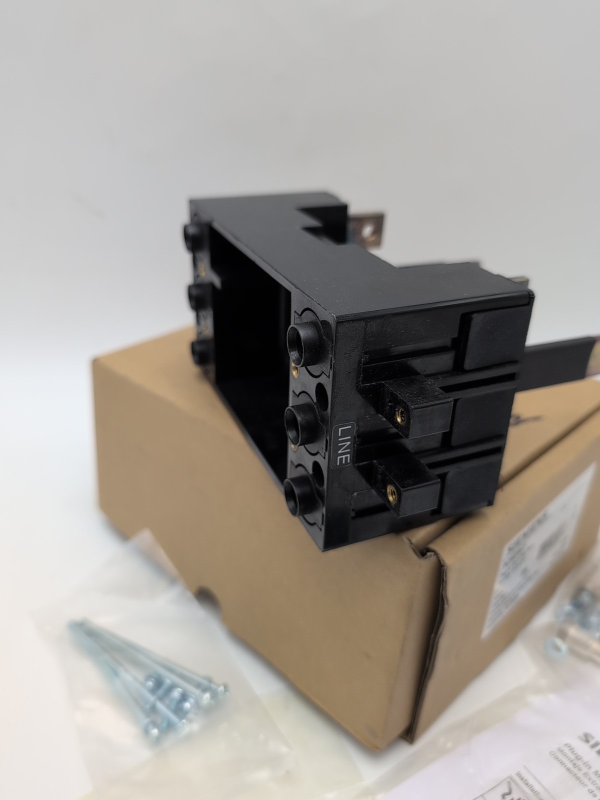 NEW IN BOX SIEMENS PCBERC3 PLUG-IN MOUNTING BASE. FAST SHIP! LOW PRICE GUARANTY