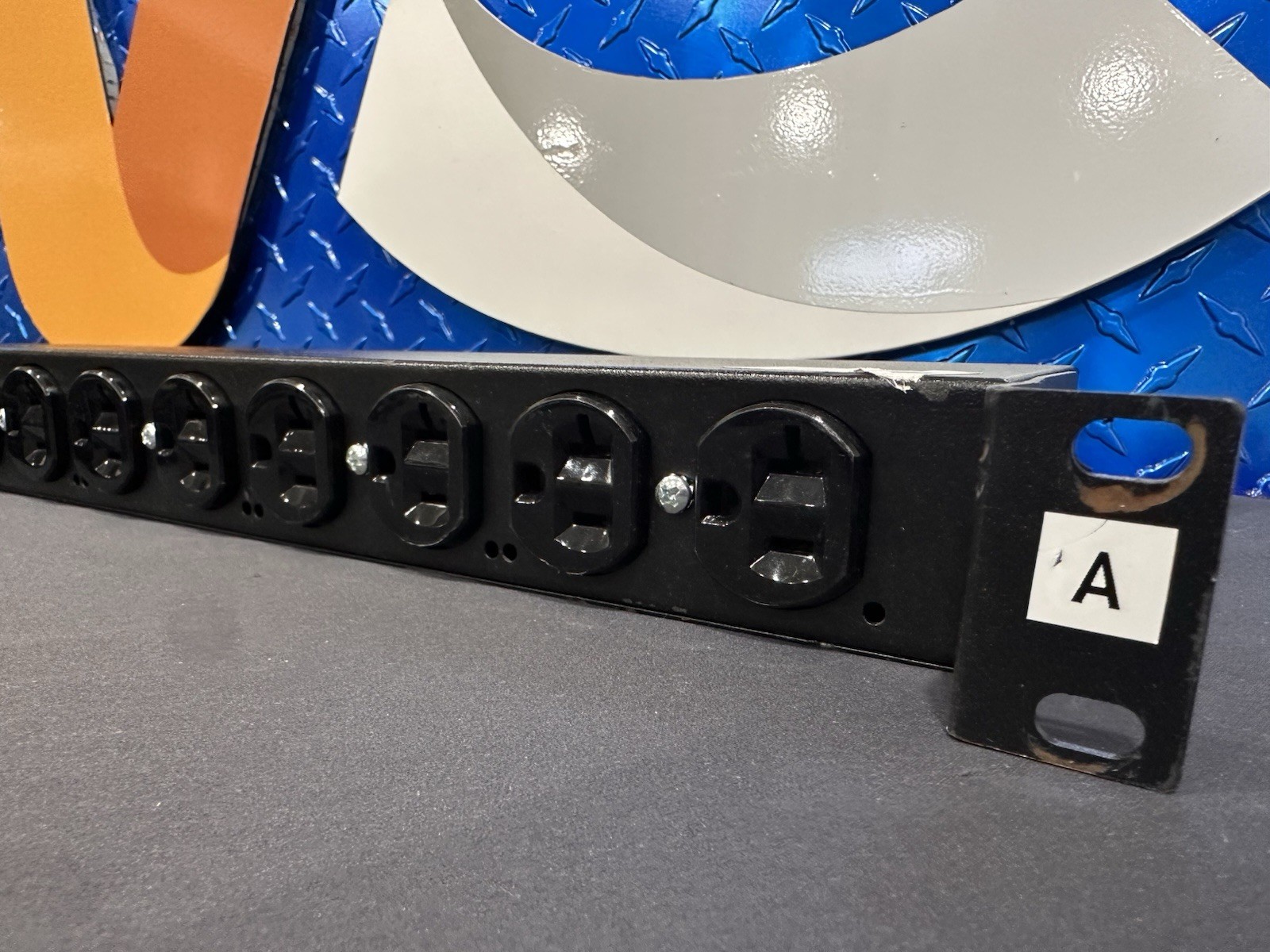 APC AP9557 Basic Rack Mount PDU 10x 5-15R Outlet Power Strip