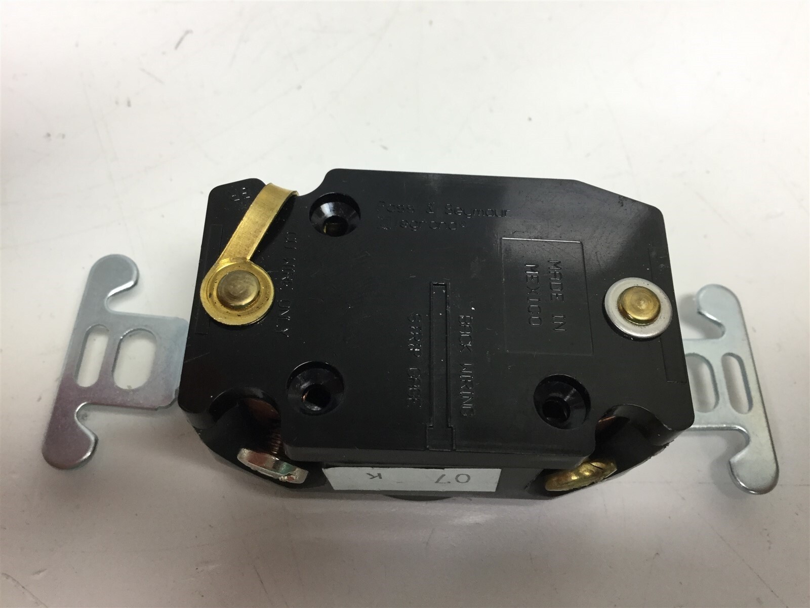 Lot of 3 Pass and Seymour 4710 Turnlok Receptacle Voltage: 125VAC, Amperage: 15A