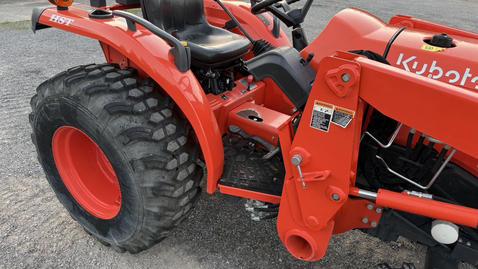 2023 KUBOTA L3302 TRACTOR WITH LA526 LOADER – 4X4 – HYDROSTATIC – LOW HR MACHINE
