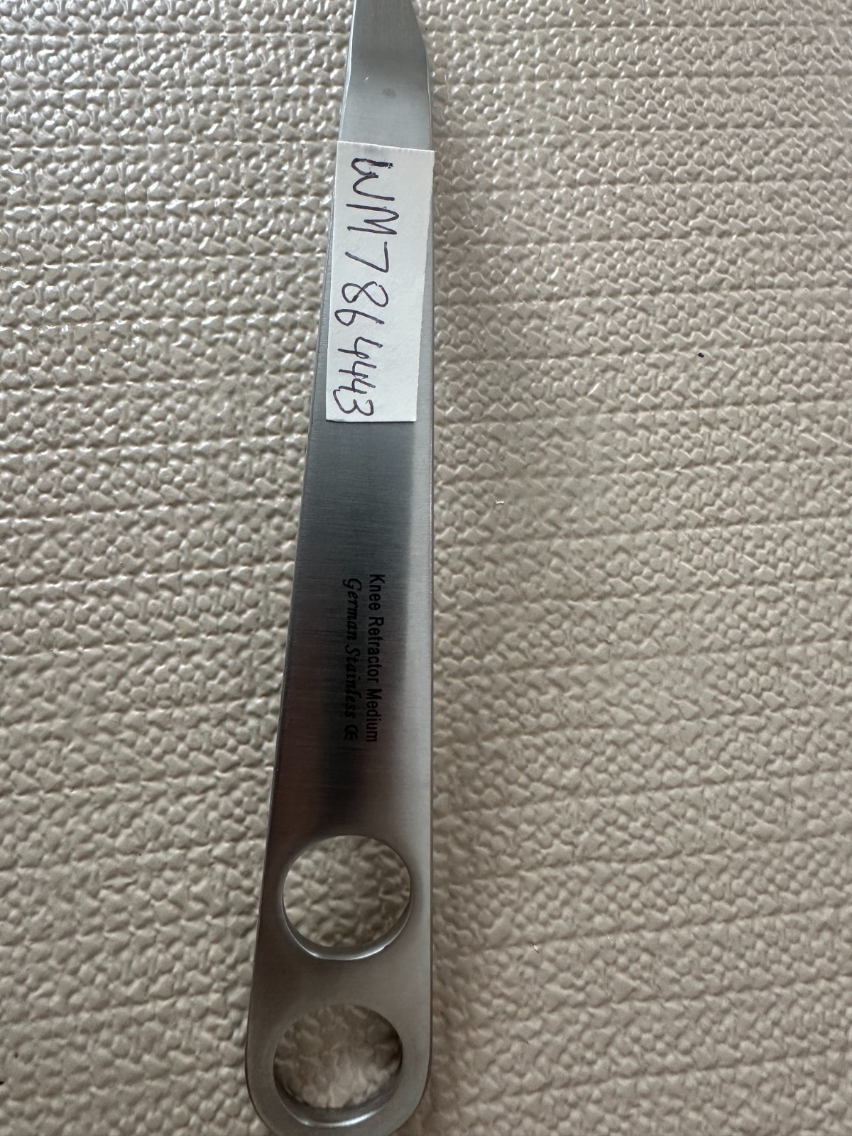 WM7864443–HOHMANN KNEE RETRACTOR MEDIUM 45 ANGLED Overall Length: 9.125″