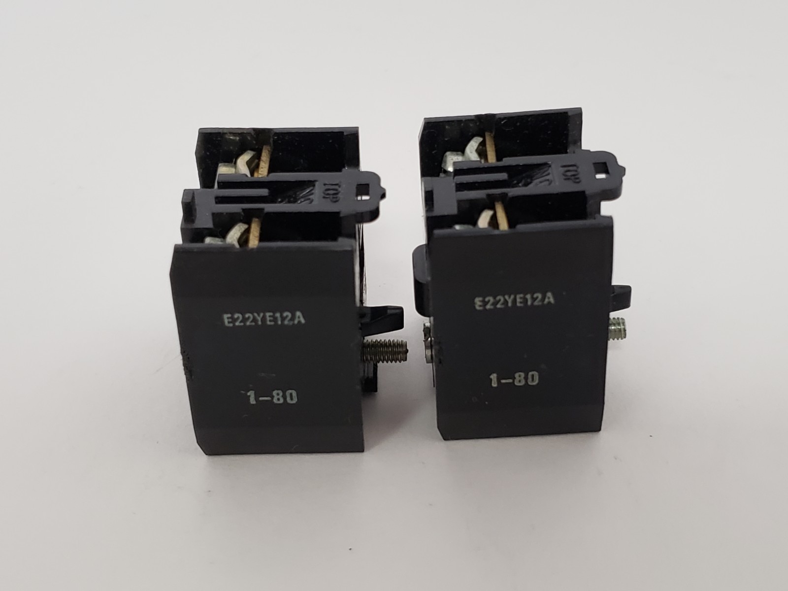 CUTLER HAMMER E22C2 CONTACT BLOCK 1NO 1NC 600V 50/60HZ (LOT OF 2) NNB