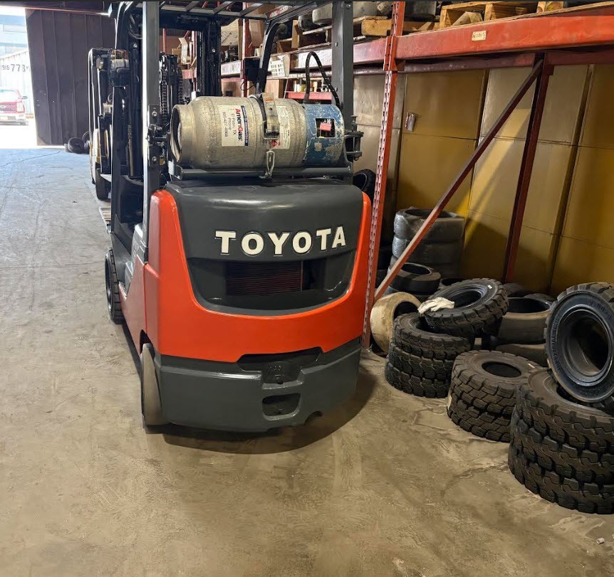 TOYOTA 8FGCU25 FORKLIFT 2017 5000LB CAP LPG 189″ LIFT SIDE SHIFT NEW PAINT