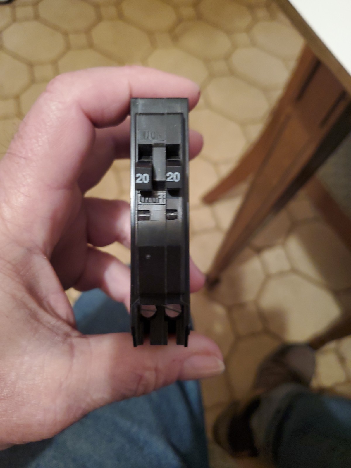 1PC SQUARE D QO2020 QO2020C 20A TWIN CIRCUIT BREAKER (NO HOOK)