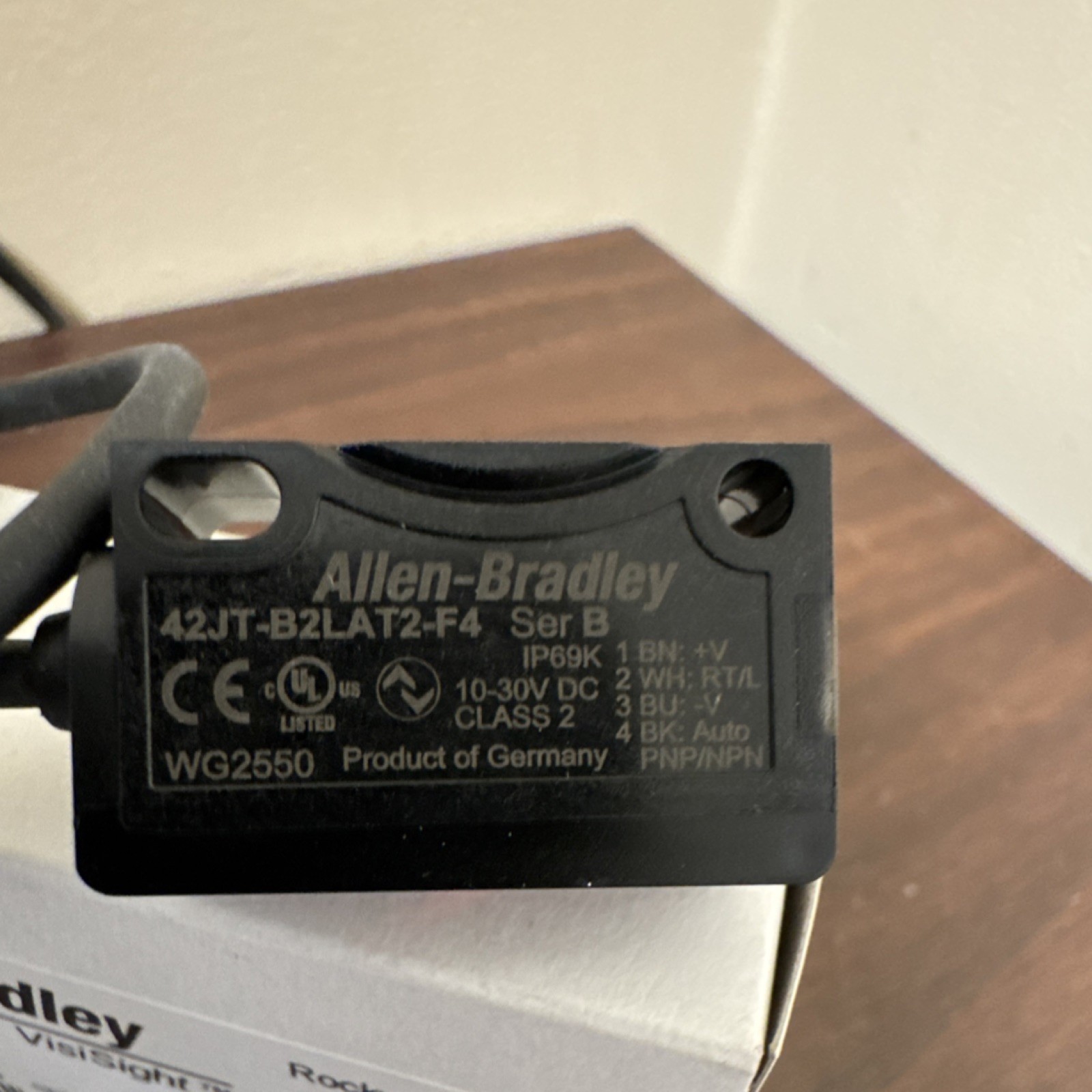 Allen-Bradley 42JT-B2LAT2-F4 Photoswitch VisiSight Sensor 400mm 10-30V DC