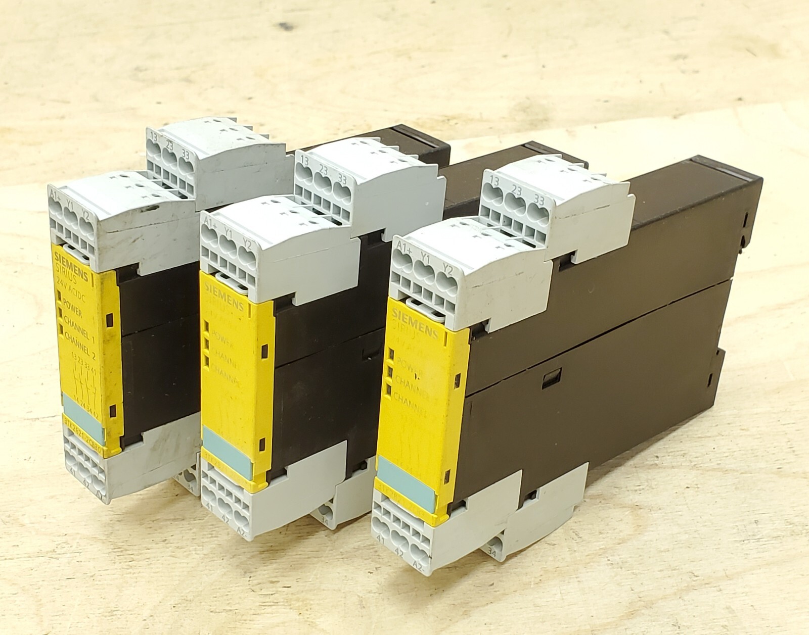 Qty 1 – Siemens 3TK2821-2CB30 24V AC or DC Safety Relay – Tested👍💯