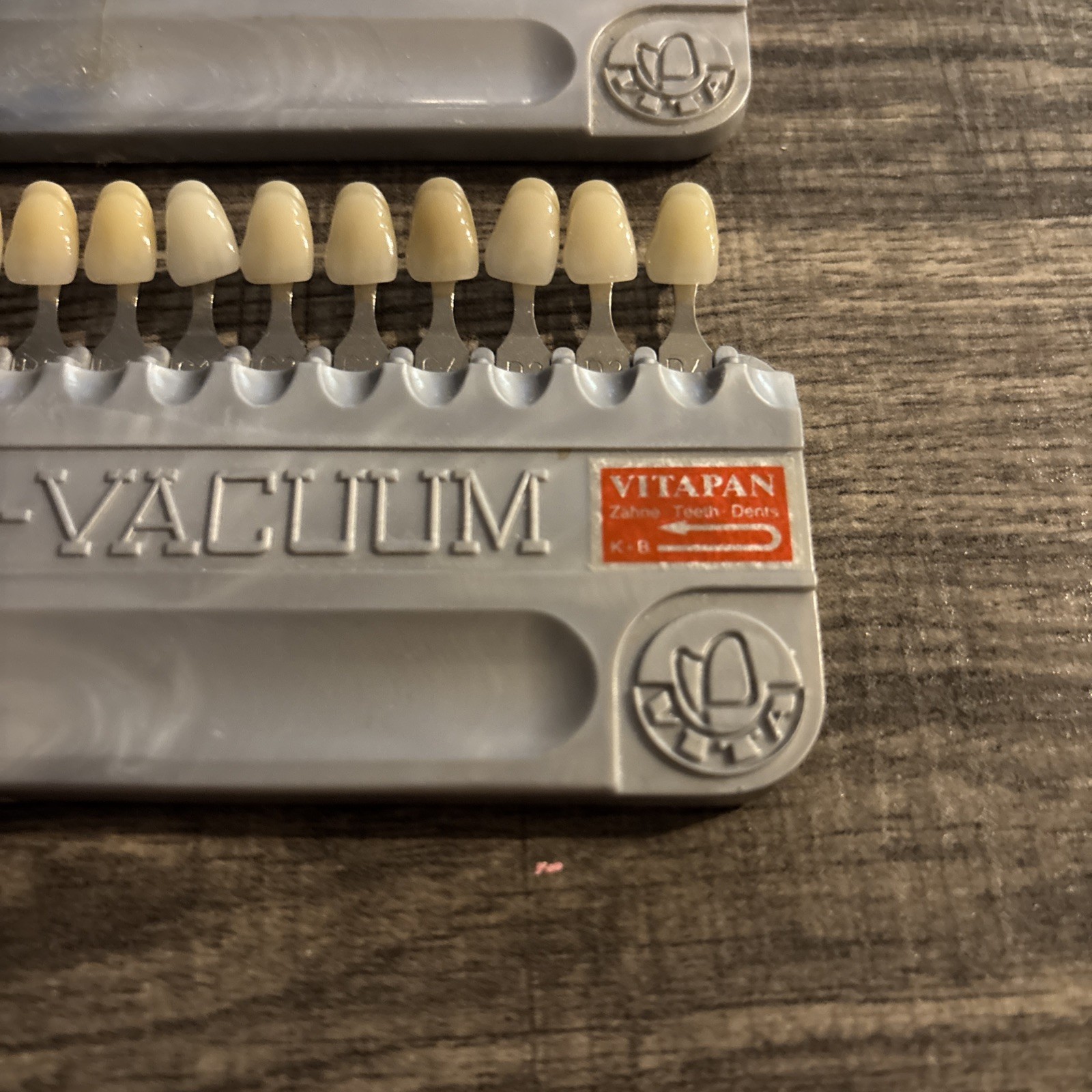 2 VITALUMIN SHADE GUIDE DENTAL DENTURE & CROWNS POPULAR COMPLETE VITA, GERMANY