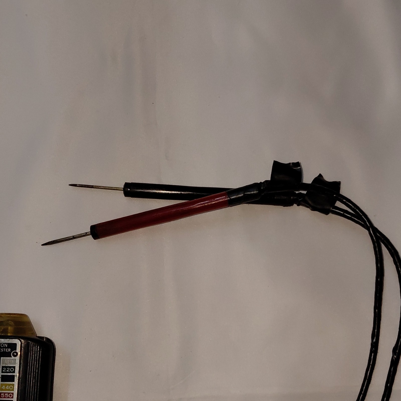Wiggington 5008 Analog Voltage Tester AC/DC 60Hz 110-600V Polarity Test