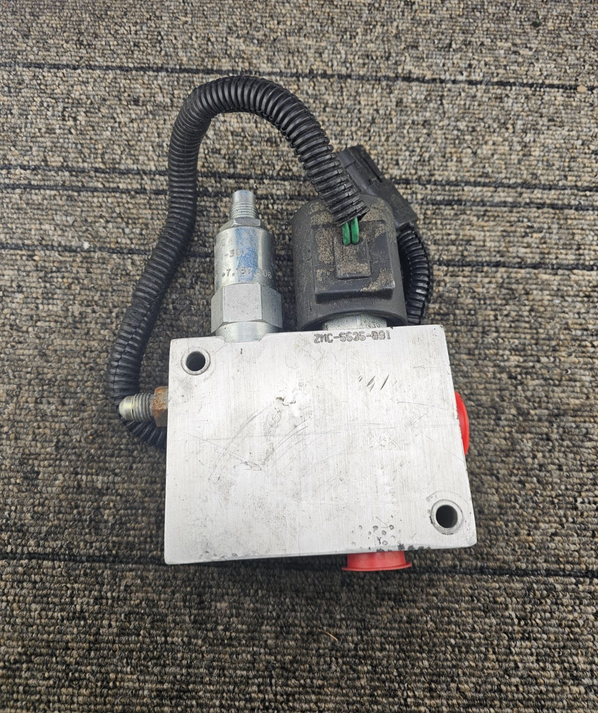 ZMC-5535-001 Hydraulic Control Manifold w/ RV10-26A-0-N-30 Pressure Relief Valve