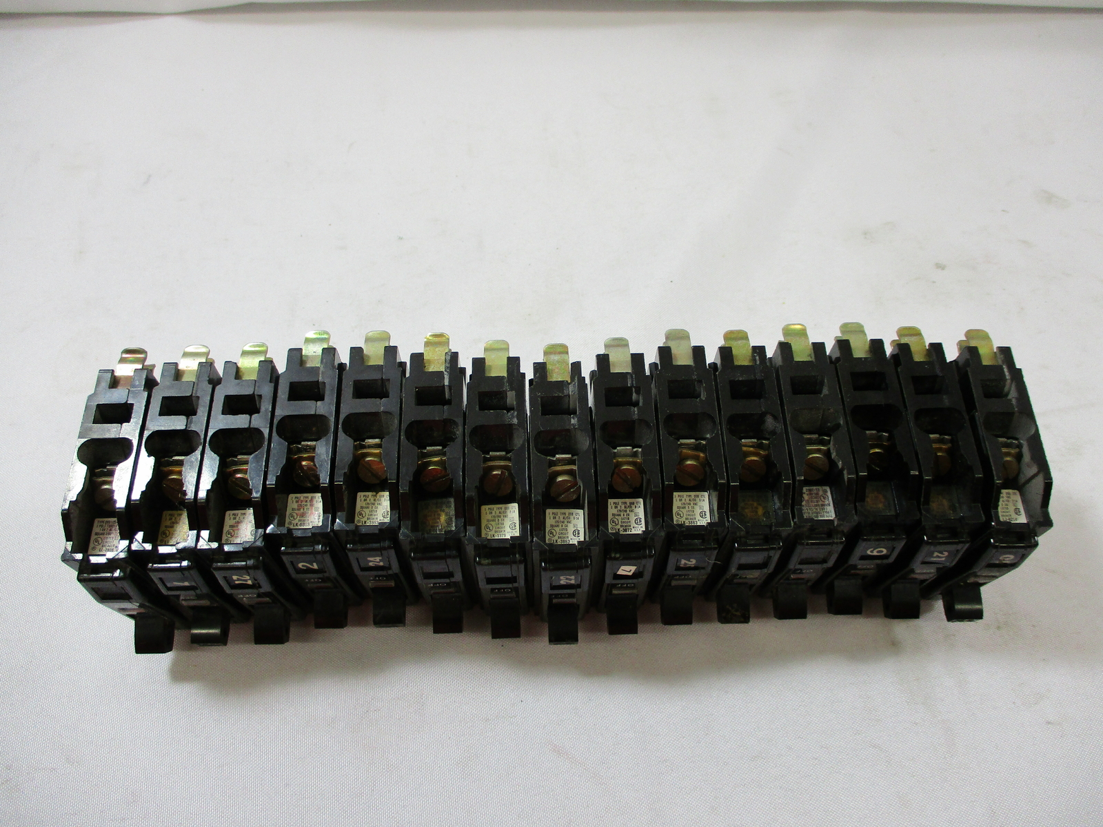 (LOT OF 15) SQUARE D QOB120 CIRCUIT BREAKER 20A 1-POLE 120/240VAC