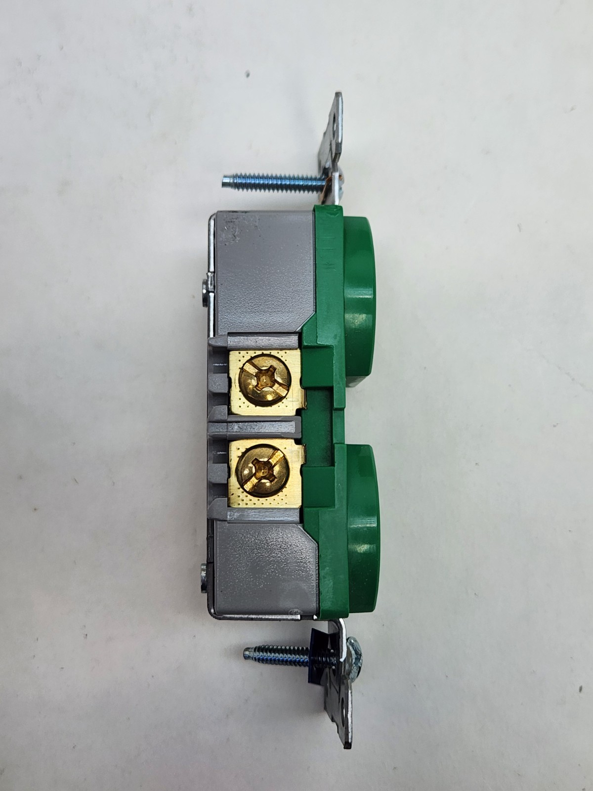 1 – NEW Eaton 5262CHGN 15A 125V Half Control Duplex Receptacle 5-15R 2P 3W Green