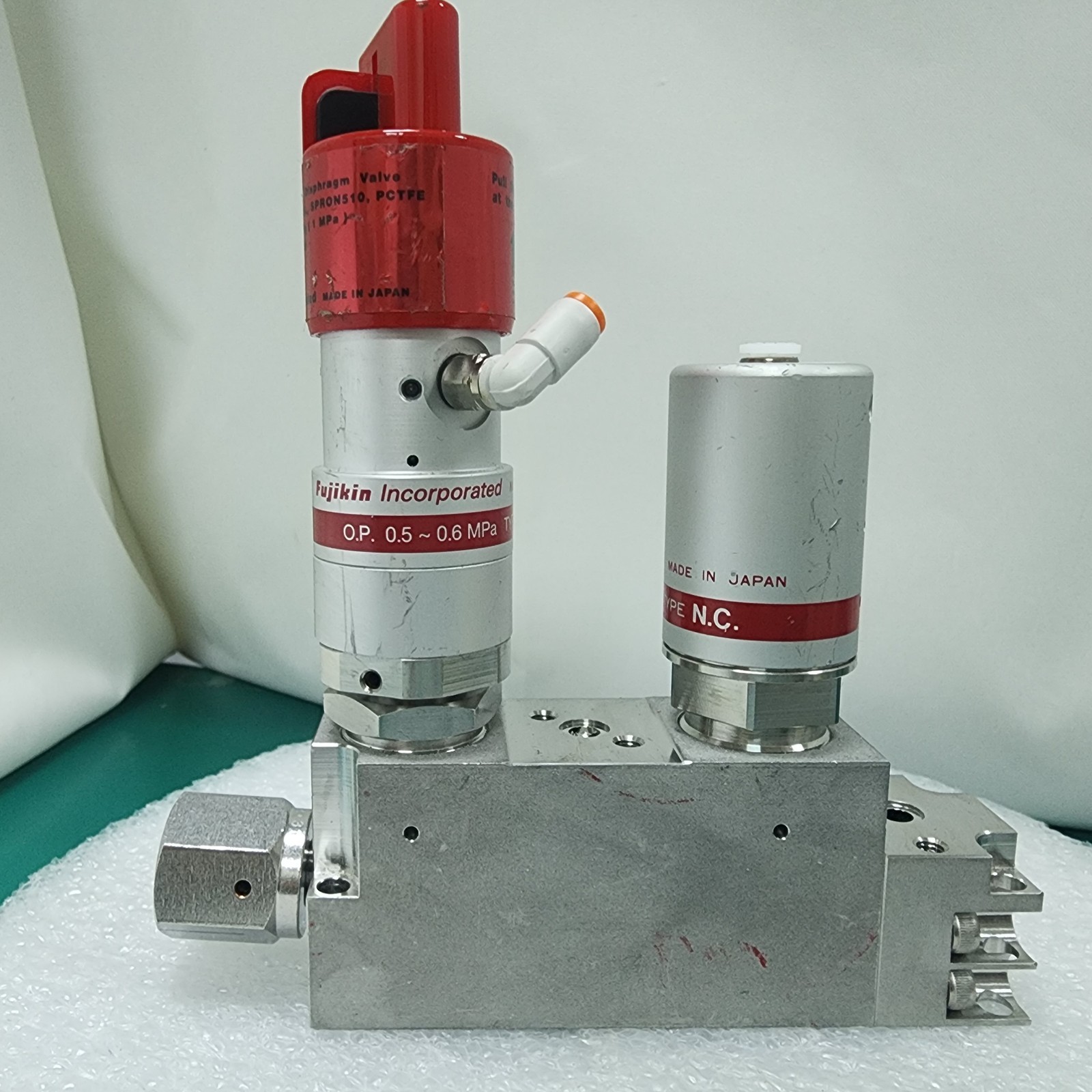 Lam 766-077821-103 Rev E, Fujikin 2×0.5~0.6 MPa Valve Assy,Used,Jp+97211