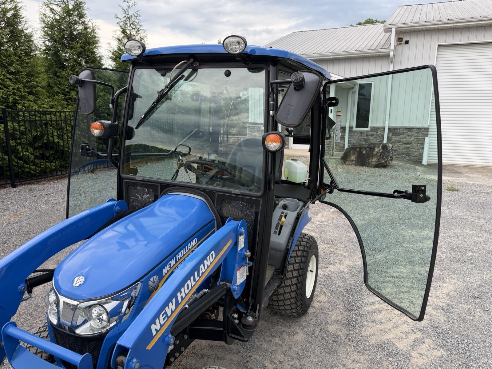 UNUSED 2023 NEW HOLLAND WORKMASTER 25S- ENCLOSED CAB W/ HEAT- LOADER- ONLY 9HRS!
