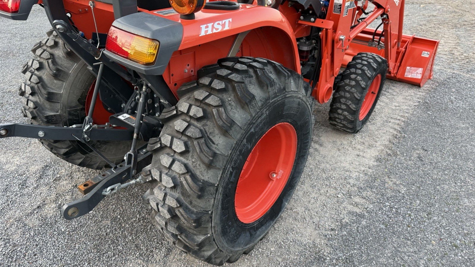 2023 KUBOTA L3302 TRACTOR WITH LA526 LOADER – 4X4 – HYDROSTATIC – LOW HR MACHINE
