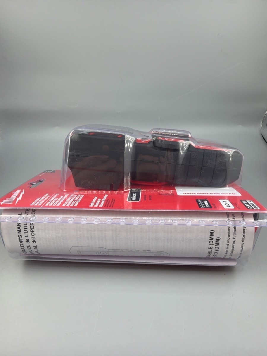 J06 – Milwaukee Digital Multimeter Cat III Lo-Z TRMS 600V Molded Gri (J06028310)