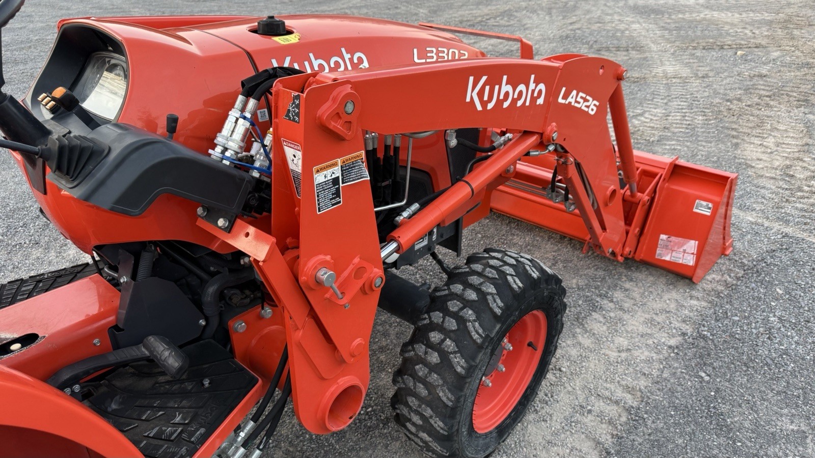2023 KUBOTA L3302 TRACTOR WITH LA526 LOADER – 4X4 – HYDROSTATIC – LOW HR MACHINE