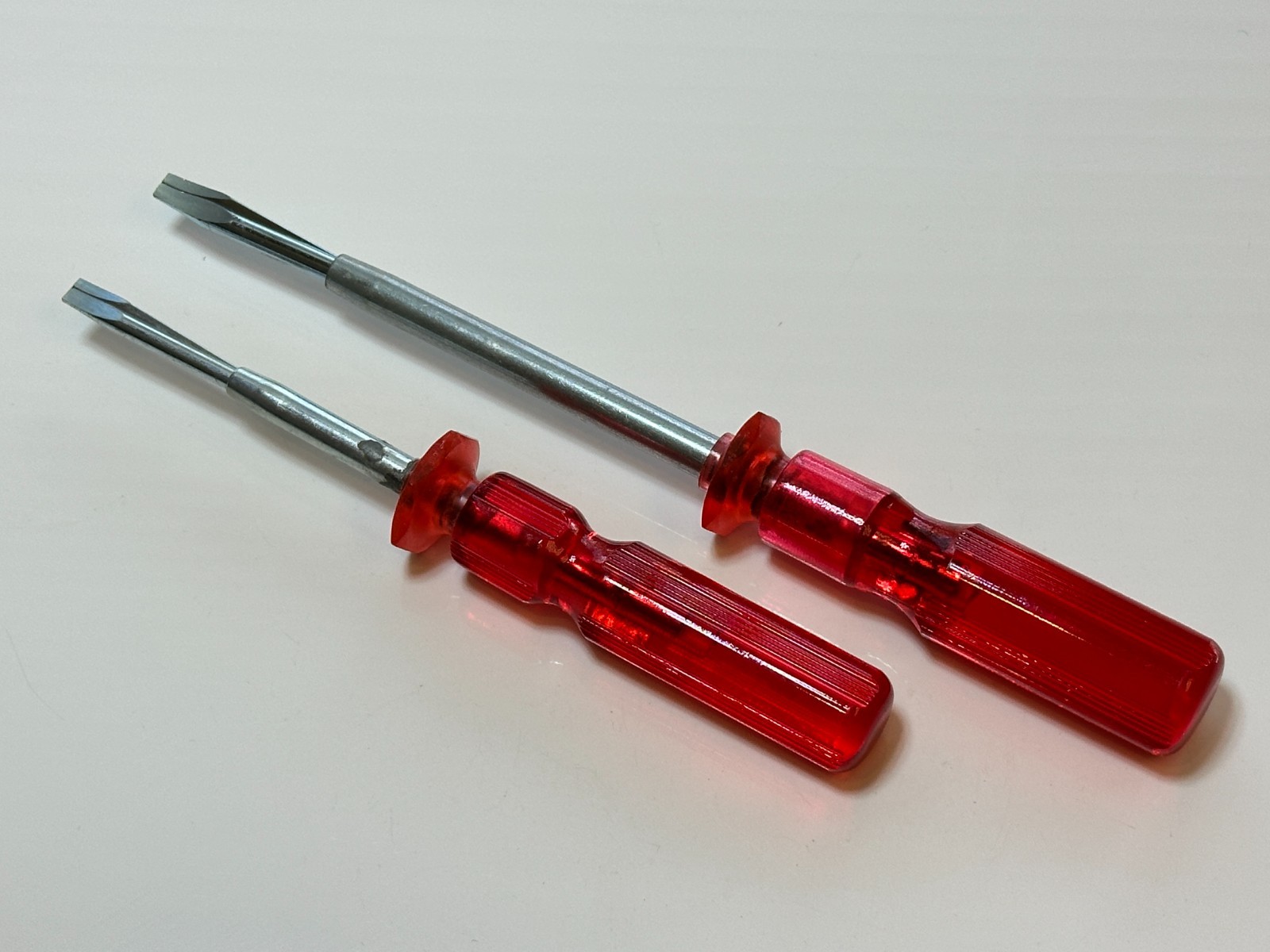 NEW 2pc Quick Wedge Screwdriver Pair Set Red Plastic Handle Model 2356 1834 NOS