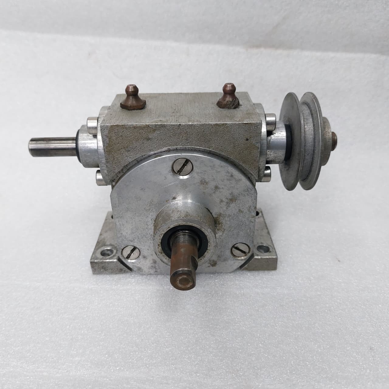 GEAR BOX (SPEED REDUCER) GEAR RATIO 17/1 .. IN SHAFT SIZE 10. MM OUTPUT 12.MM