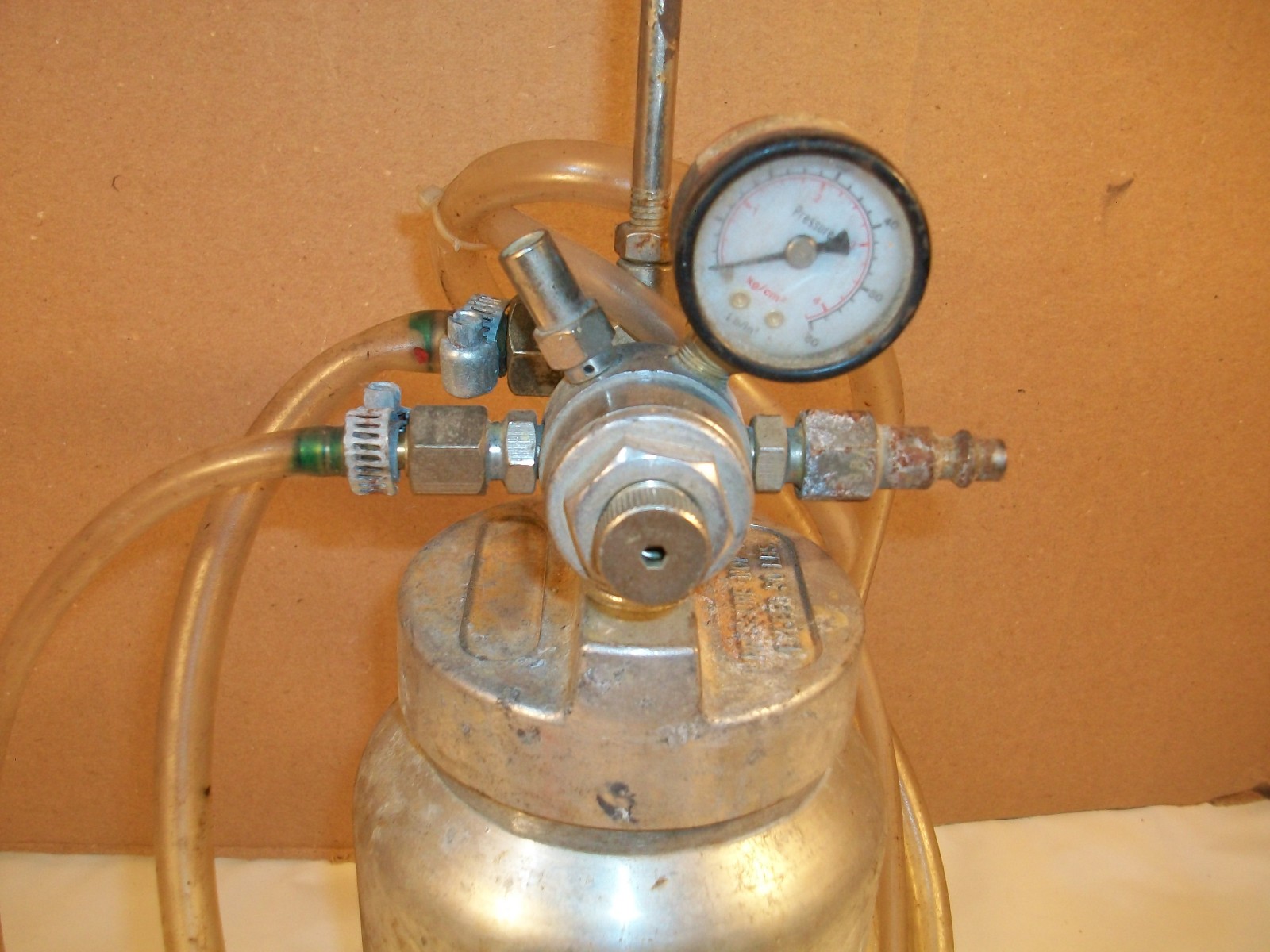 BINKS 2100 Spray Gun w/ Regulator & 2 Quart Pressure Pot & BBR Red Gun Untested