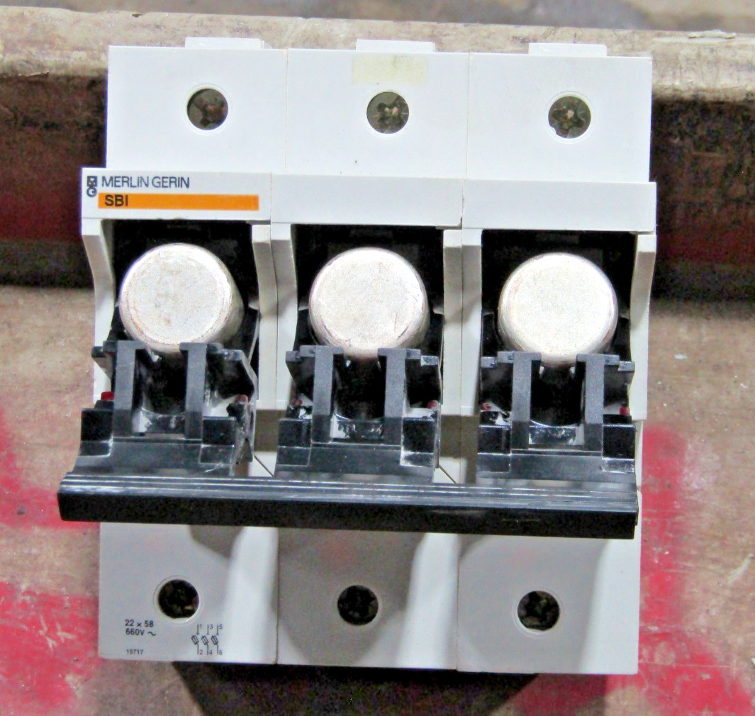 😏 MERLIN GERIN 660 VAC DIN RAIL FUSE HOLDER 3 POLE 22×58 MGN15717