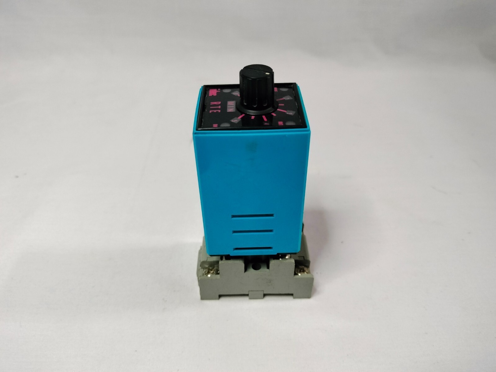 Idec RTE-P11 RTEP11 Electronic Timer 120VAC/240VAC with Socket Base
