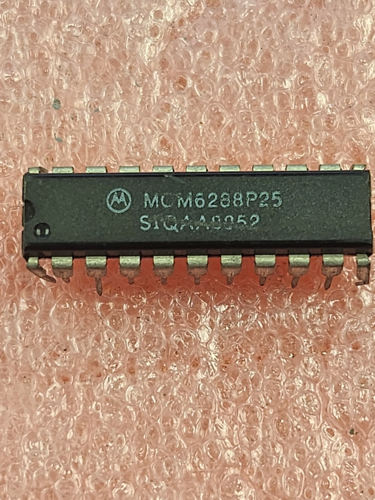 Motorola MCM6288P25 16K * 4 BIT STATIC RAM Integrated Circuit New