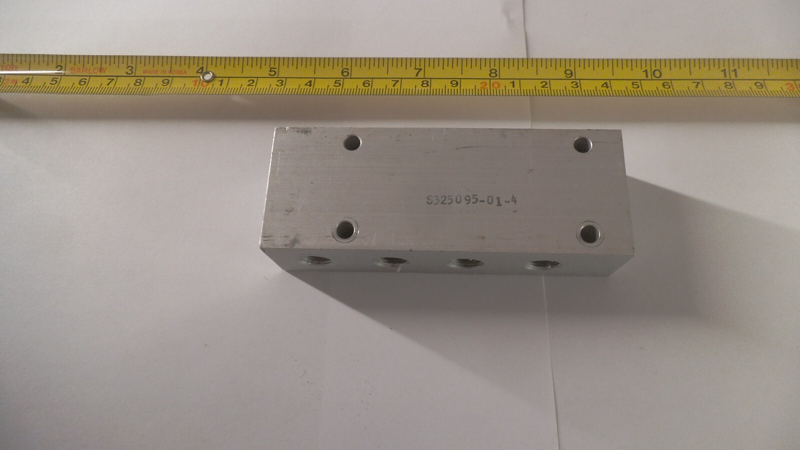 Aluminum 9 port distribution manifold 1/4 npt in, 1/8 npt x 8 out, 4 x 1-1/2 x 1