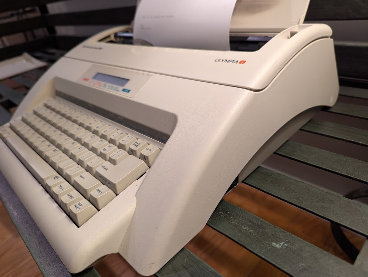 RARE! Olympia Carrera de Luxe MD – Electronic Typewriter – Clean / Tested!