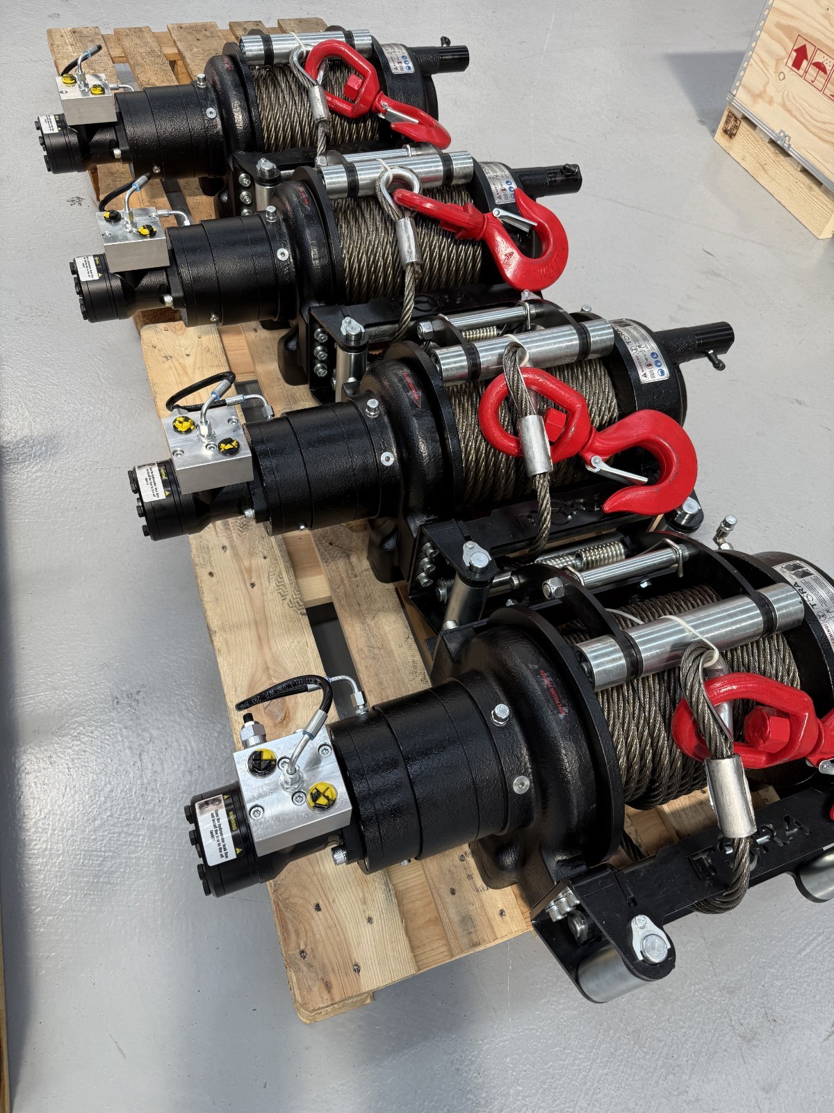 26.500 LBS Hydraulic Winch Including 82 ft Stell Rope and Hook
